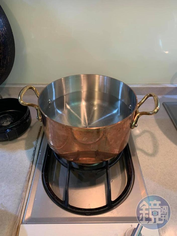 取另一銅鍋煮水。