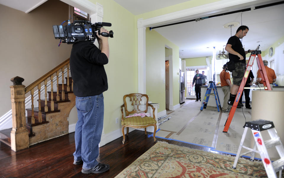 Cámaras graban en una vivienda en Denver un episodio de un programa de TV de renovación de casas de la cadena HGTV. (Cyrus McCrimmon/The Denver Post via Getty Images)