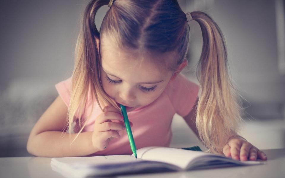 Schadet es der Gesundheit, wenn Kinder auf ihren Stiften kauen? (Bild: iStock / Liderina)