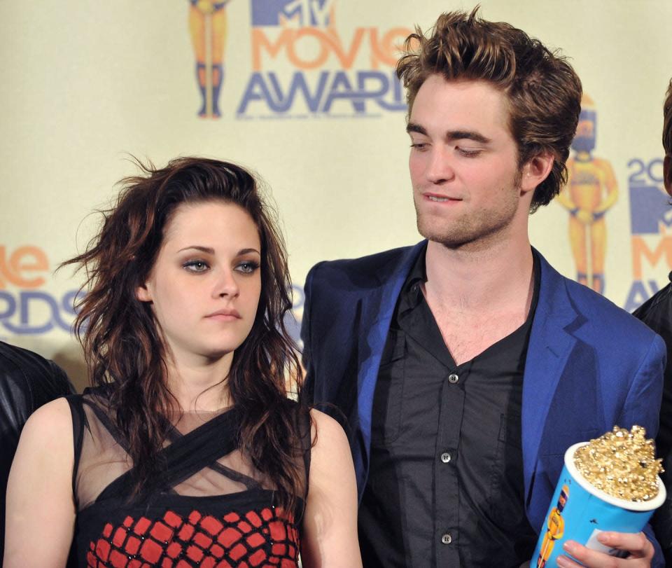 <p>Pattinson mantuvo una relación con Kristen Stewart del 2009 al 2012, pero ella le puso los cuernos con Rupert Sanders, el director de <em>Blancanieves y la leyenda del cazador,</em> y le rompió el corazón. Si hubiera colgado esta foto, seguro que la habría borrado al día siguiente del escándalo.</p>