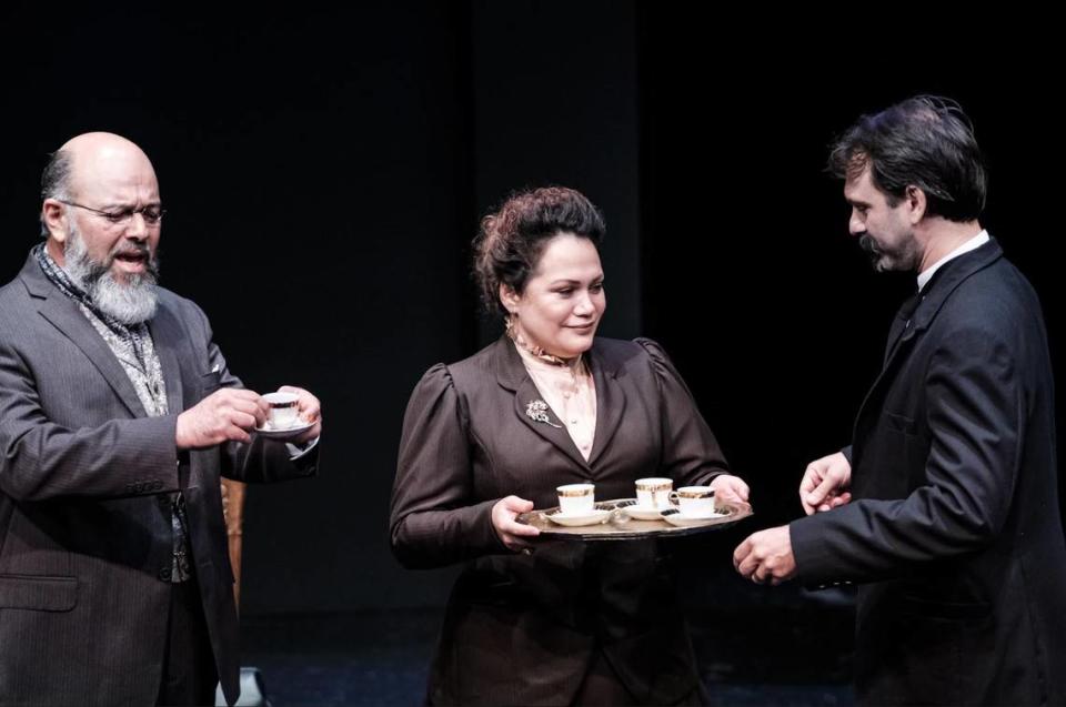 Carlos Acosta Milián (El Médico), Rachel Pastor (Carmen Miyares) y Caleb Casas como Martí en otra escena de la obra. 