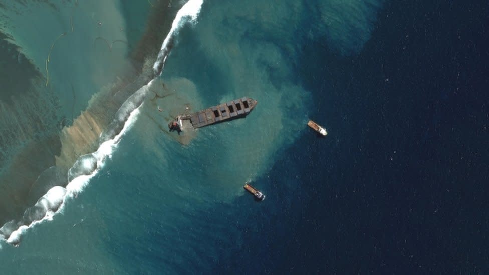 Imágenes satelitales muestran el momento en que el MV Wakashio comenzó a partirse el sábado.