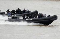 Armed counter terrorism officers of the London Metropolitan Police, take part in a training exercise to rescue hostages, played by actors, from a cruise boat on the river Thames, in London, Britain March 19, 2017. REUTERS/Peter Nicholls