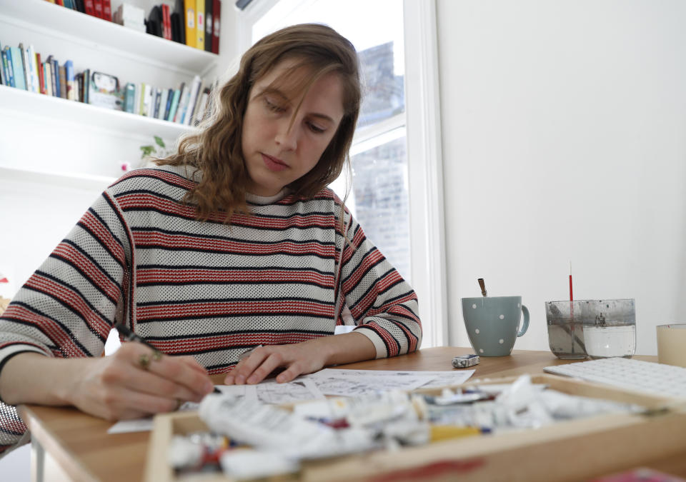 En esta foto del 2 de diciembre del 2019, la artista chilena Luisa Rivera en su casa en Londres. Rivera creó las ilustraciones de la nueva edición conmemorativa de "El amor en los tiempos del cólera" de Gabriel García Márquez. (AP Foto/Alastair Grant)