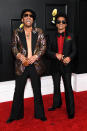 <p>Anderson Paak (izquierda) y Bruno Mars posaron juntos en la alfombra roja, pero su particular duelo de estilo se lo llevó el primero con su conjunto de Gucci. (Foto: Kevin Mazur / Getty Images)</p> 