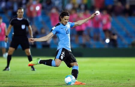 Foto del jueves del delantero de Uruguay Edinson Cavani marcando de penal ante Brasil. 23/3/17. La selección de fútbol de Brasil venció 4-1 a Uruguay el jueves en Montevideo por la eliminatoria al Mundial 2018 con un triplete de Paulinho, por lo que se despegó en la tabla y prácticamente aseguró su clasificación. REUTERS/Andres Stapff