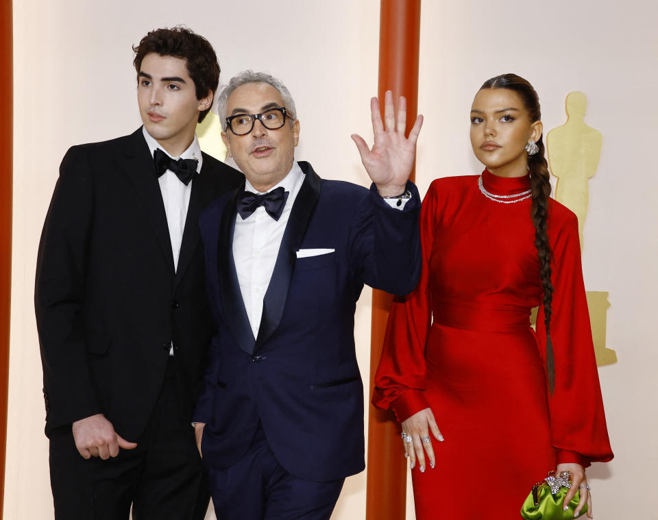 <p>Alfonso Cuarón, Bu Cuarón y Olmo Teodoro Cuarón en la alfombra champán de los Oscars 2023 en Los Angeles. REUTERS/Eric Gaillard</p> 