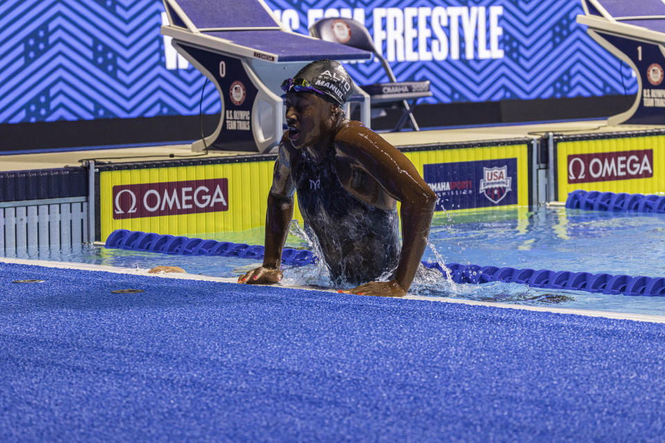 Simone Manuel en una carrera clasificatoria para los 50 metros estilo libre en Omaha, Nebraska, el 20 de junio de 2021 en las pruebas olímpicas de Estados Unidos. (Hiroko Masuike/The New York Times)