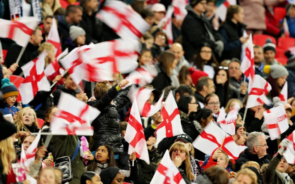 England-Fans mit St.-Georgs-Kreuz-Flaggen