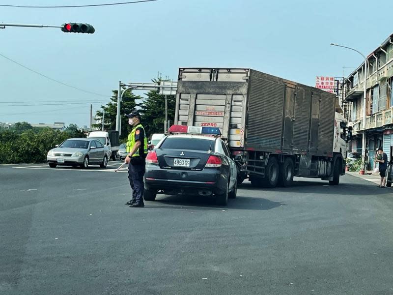 大貨車故障卡車道　警頂艷陽揮汗交整