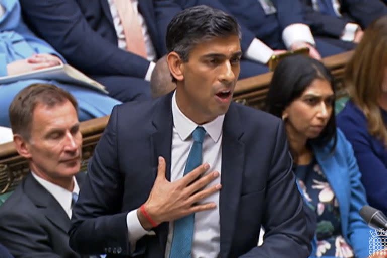 En esta captura de video del 26 de octubre de 2022, el primer ministro británico Rishi Sunak habla durante su primera sesión de preguntas al primer ministro (PMQs) en la Cámara de los Comunes.