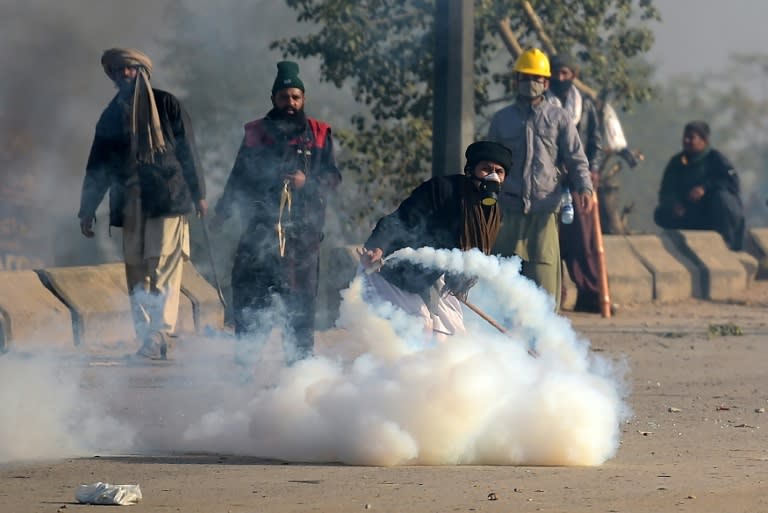 At least one person was killed and scores injured in clashes between hardline Islamist protestors and Pakistani forces