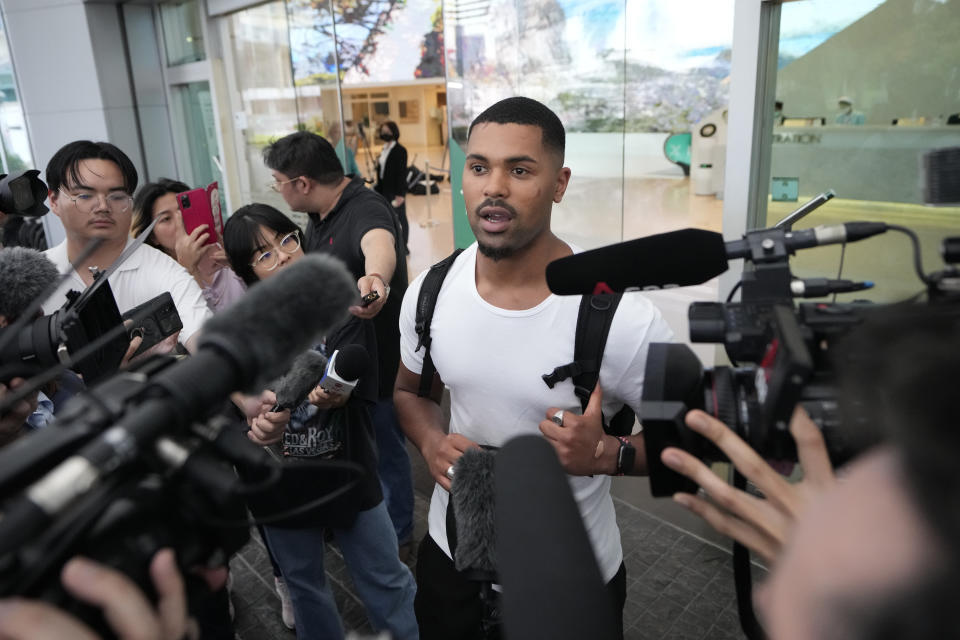 Josh Silverstone, from Britain, who was injured during the flight of the Singapore Airlines Boeing 777-300ER, talks to reporters at Samitivej Srinakarin Hospital, in Bangkok, Thailand, Wednesday, May 22, 2024, The Singapore Airlines flight descended 6,000 feet (around 1,800 meters) in about three minutes, the carrier said Tuesday. A British man died and authorities said dozens of passengers were injured, some severely. (AP Photo/Sakchai Lalit)