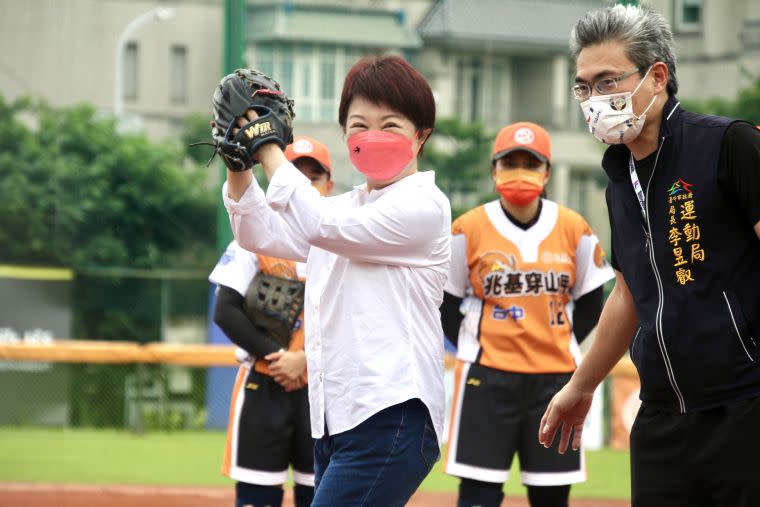 盧秀燕市長親自到場開球，台中運動局長李昱叡陪同。（壘球協會提供）