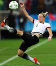 Nach dem enttäuschenden Abschneiden bei der EM 2017 wollen die deutschen Fußball-Frauen bei der Weltmeisterschaft in Frankreich an alte Glanzzeiten anknüpfen. Doch sie fechten auch neben dem Platz weiter einen Kampf aus.