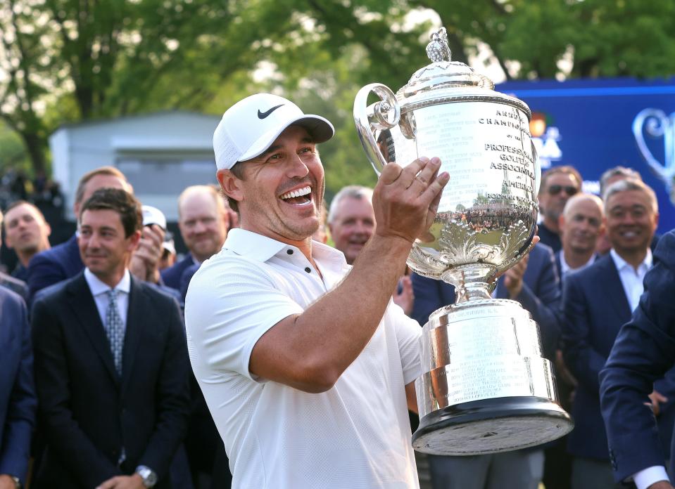 Brooks Koepka levanta el Trofeo Wanamaker después de ganar el Campeonato de la PGA 2023 en Oak Hill Country Club.  (Foto: Jamie Germano/Demócrata y Crónica)