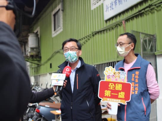 新北市第1座市民活動中心認養小棧成立，農業局副局長諶錫輝(左 )、圳福里長蘇益和受訪。   圖：新北市動保處提供