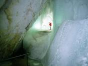 Año tras año el hielo se renueva mediante este proceso cíclico conocido como “efecto chimenea”. Paredes lisas, estalactitas, estalagmitas, domos, cascadas congeladas, y otras formaciones de hielo han dado forma a este mundo cristalino que se ha convertido en un singular atractivo turístico natural.