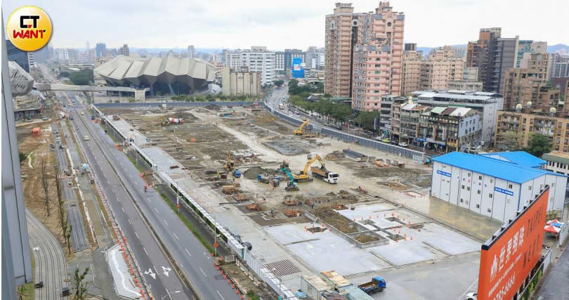 台塑集團2014年原打算入手新北市林口區一塊土地自建總部，後又傳出評估台肥南港開發案、南港輪胎舊廠等，要找尋一次能容納將近5000名員工的辦公空間相當不易。圖為南港輪胎舊廠「世界明珠開發案」土地。（圖／馬景平攝）