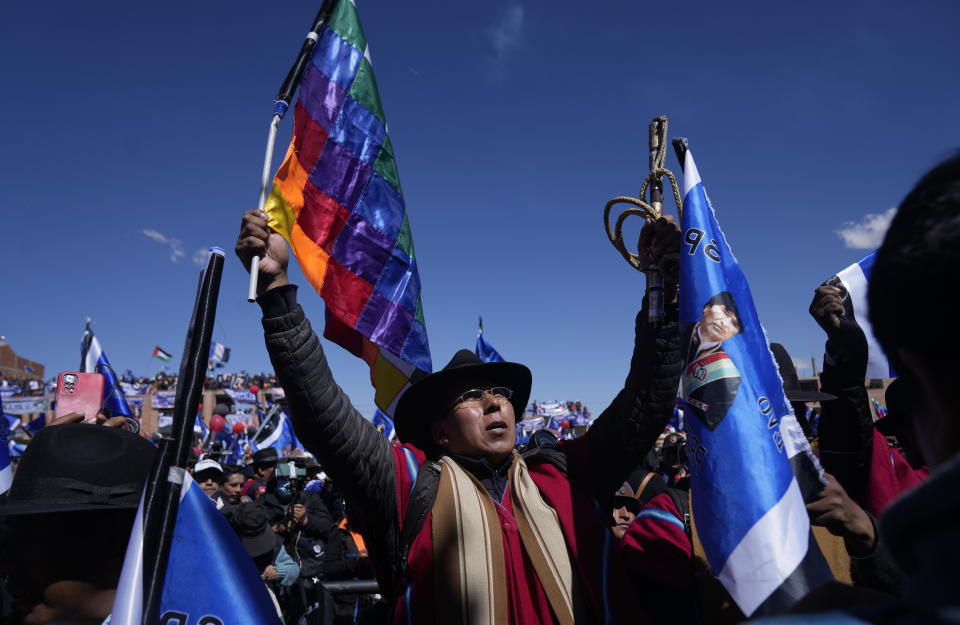 Un simpatizante del expresidente boliviano Evo Morales sostiene una bandera del partido MAS y una bandera Wiphala durante un recorrido para mostrar apoyo a Morales en El Alto, Bolivia, el viernes 26 de julio de 2024. (AP Foto/Juan Karita)