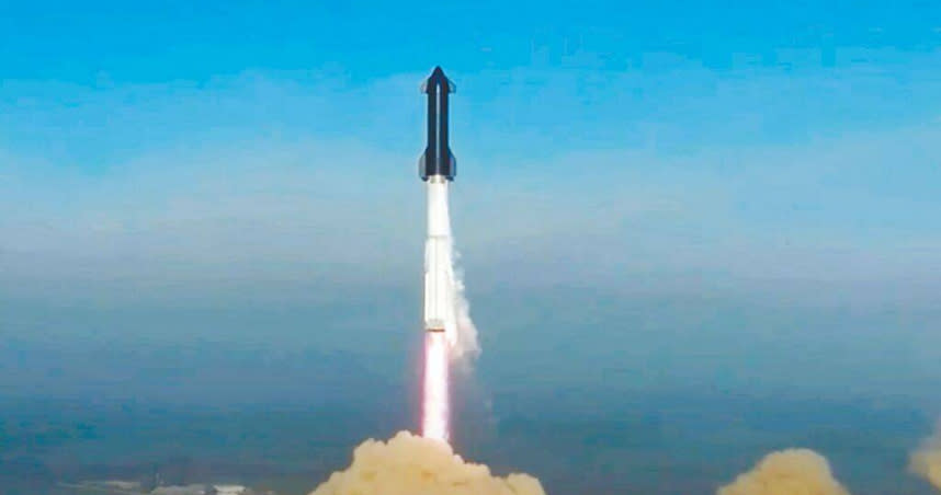 美國太空探索科技公司打造的火箭「星艦」20日進行了首次試驗發射升空不久後爆炸。（圖／新華社）