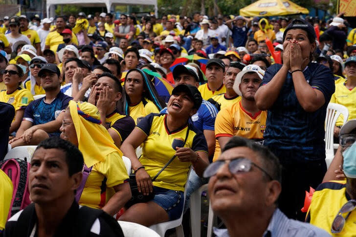 Hinchas de Ecuador reaccionan fuera del Estadio Modelo Alberto Spencer durante el partido ante Senegal por la Copa del Mundo Qatar 2022, en Guayaquil, Ecuador