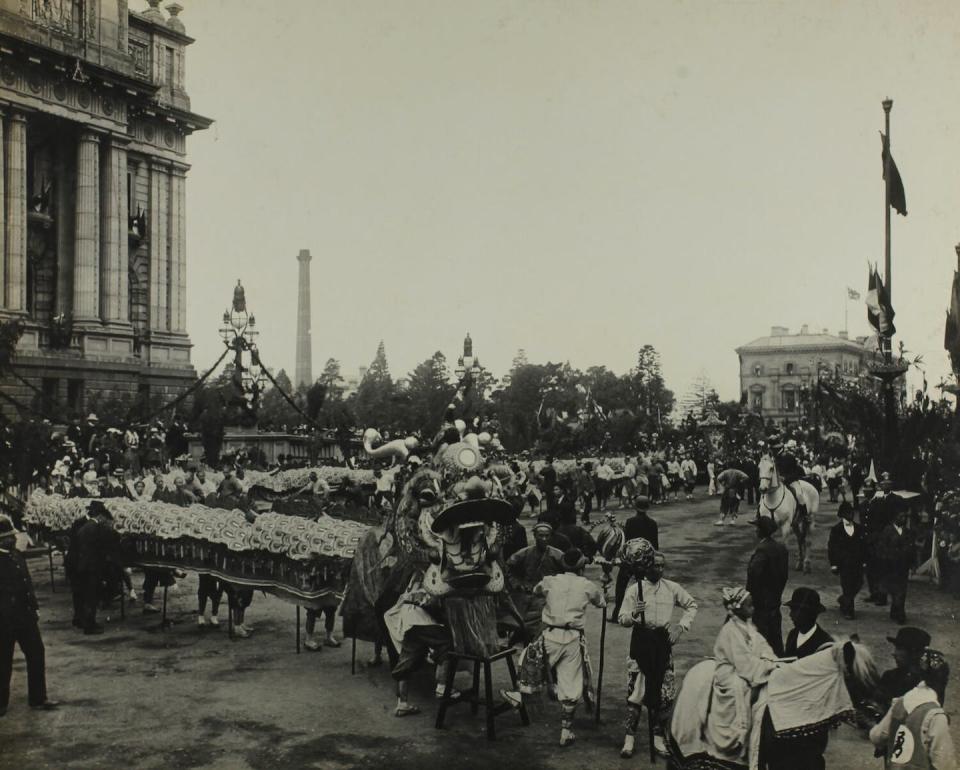 Bendigo’s Loong was paraded in Spring Street, in front of Parliament House, as part of celebrations to welcome the Duke and Duchess of York in May 1901. <a href="https://collections.museumsvictoria.com.au/items/2005551" rel="nofollow noopener" target="_blank" data-ylk="slk:Museums Victoria;elm:context_link;itc:0;sec:content-canvas" class="link ">Museums Victoria</a>