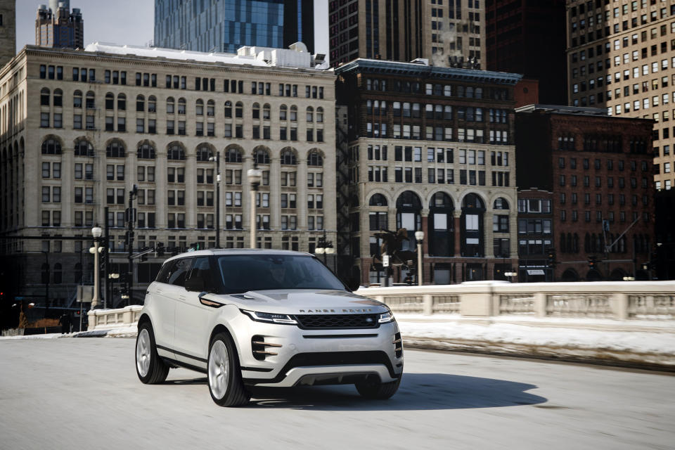 全新 2021 年式 Range Rover Evoque 建議售價 220 萬元起，入主即享 0 負擔 6 年原廠保養專案。