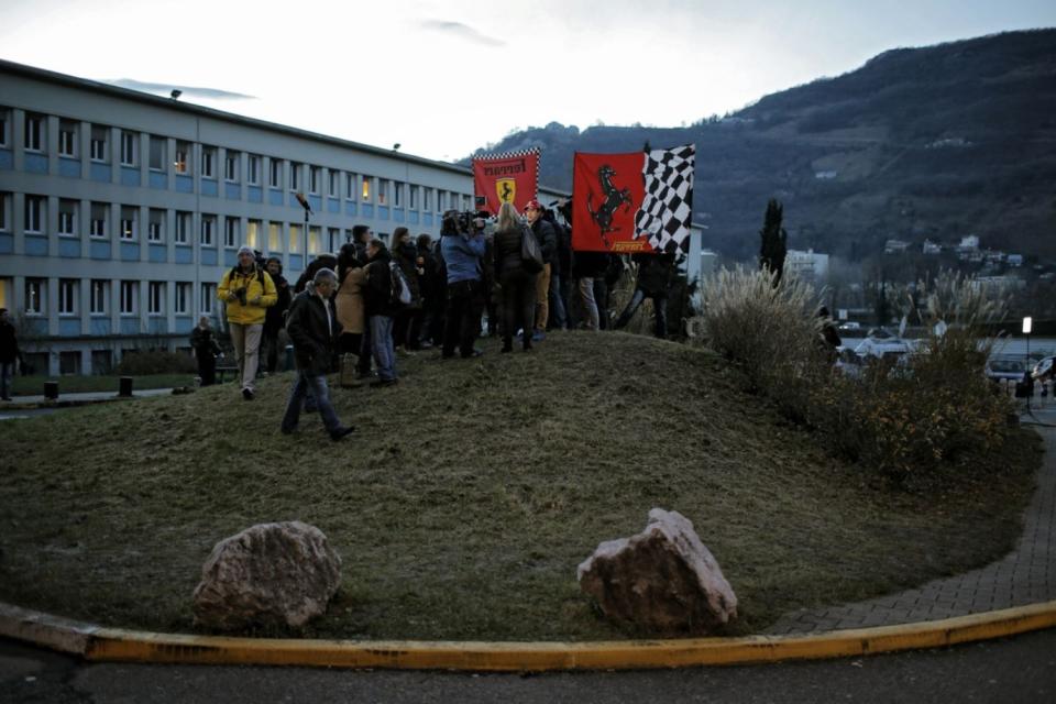 <p>El accidente tuvo lugar en la estación de Méribel, en los Alpes franceses y, durante seis meses, el siete veces campeón del mundo de Fórmula 1 permaneció ingresado en el hospital de Grenoble (en la imagen) hasta que en junio de 2014 su familia decidió trasladarlo a Suiza. (Foto: Laurent Cipriani / AP). </p>