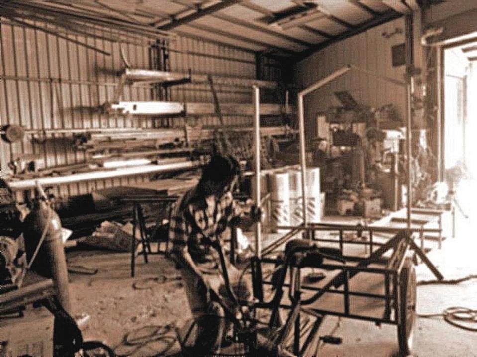 初創業時，賴文祥在三重租了1間十餘坪的工廠，幫人製作鐵窗。（賴文祥提供）