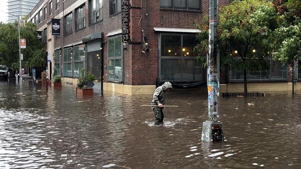 Deep floodwater plagues NYC (The Independent)