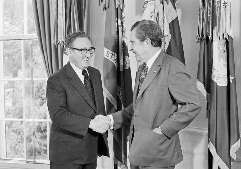 ARCHIVO - El presidente Richard Nixon, a la derecha, felicita al Secretario de Estado Henry Kissinger, después de que el secretario ganara el Premio Nobel de la Paz en 1973, en la Oficina Oval de la Casa Blanca en Washington, el 16 de octubre de 1973 (AP)