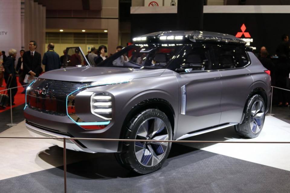 2019-mitsubishi-engelberg-tourer-concept-outlander