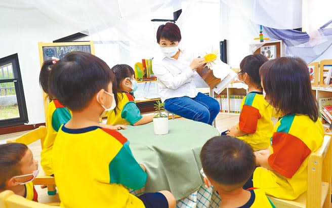 台中市長盧秀燕親切地與幼童們講述「好餓的毛毛蟲」繪本故事，讓市民覺得好幸福。（陳世宗攝）