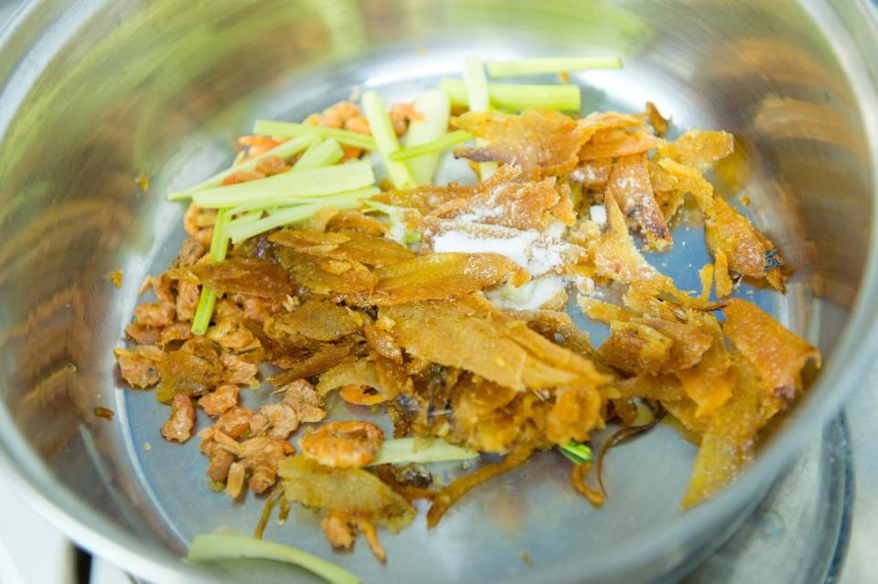 「双月牌沙茶鍋」上菜前會先鍋內加入炸香的扁魚、蝦米、芹菜，再倒入雞湯煮滾後上桌。