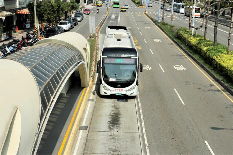 台灣大道公車專用道站體　中市全面整修