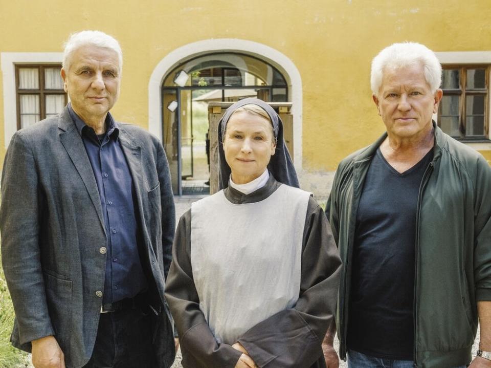 "Tatort: Wunder gibt es immer wieder": Udo Wachtveitl (Rolle: Kriminalhauptkommissar Franz Leitmayr), Corinna Harfouch (Rolle: Schwester Barbara) und Miroslav Nemec (Rolle: Kriminalhauptkommissar Ivo Batic). (Bild: BR/Roxy Film GmbH/Hendrik Heiden)