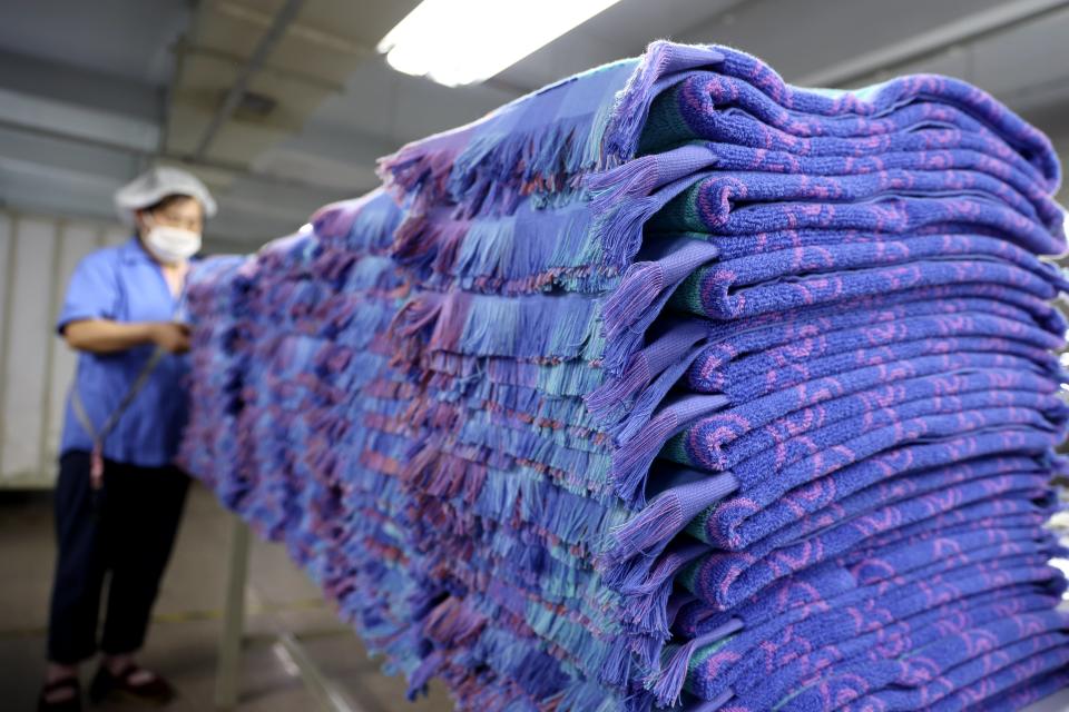 中國大陸一家毛巾製造商為海外訂單生產產品。（Future Publishing/Getty Images)