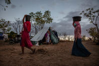 <p>Villagers carry buckets of water at a temporary shelter in Kayangan on Aug. 11, 2018 in Lombok Island, Indonesia. (Photo: Ulet Ifansasti/Getty Images) </p>