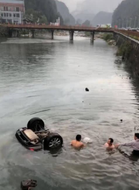 中國安徽一輛車子墜河，路邊民眾試圖搶救。（圖／翻攝自微博）