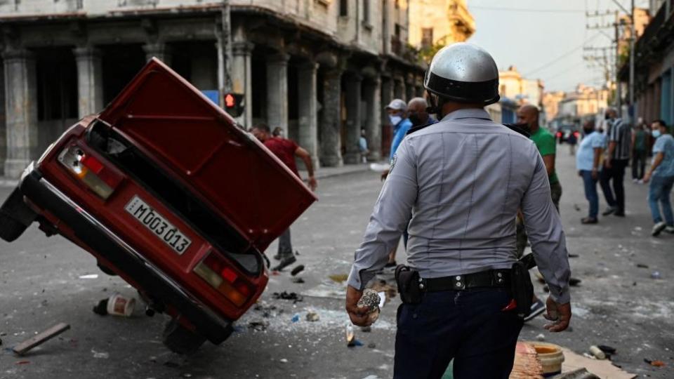 Un automóvil volcado en La Habana, Cuba, el pasado 13 de julio.