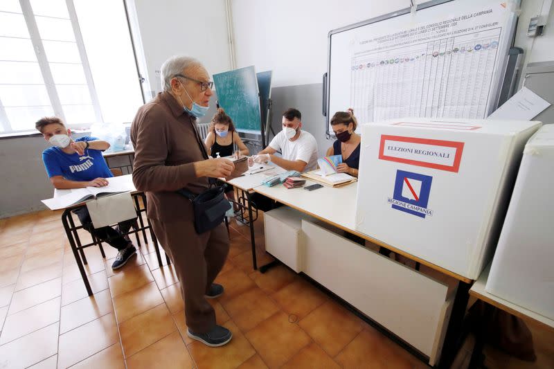 Voting in Campania's regional election