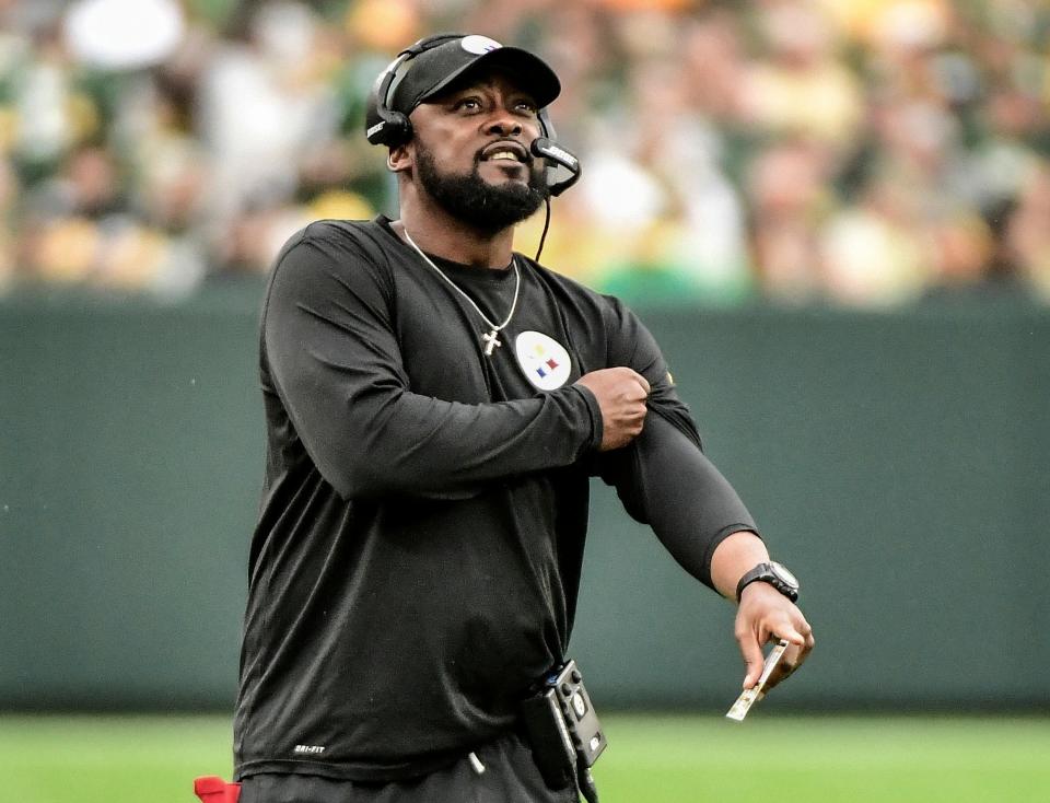 Pittsburgh Steelers head coach Mike Tomlin calls a play in the second quarter against the Green Bay Packers at Lambeau Field.