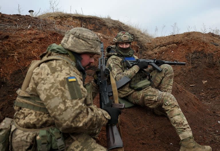 Los militares ucranianos toman posición en una trinchera durante un ejercicio de entrenamiento militar cerca de la línea del frente en la región de Donetsk, el 23 de febrero de 2024, en medio de la invasión rusa de Ucrania