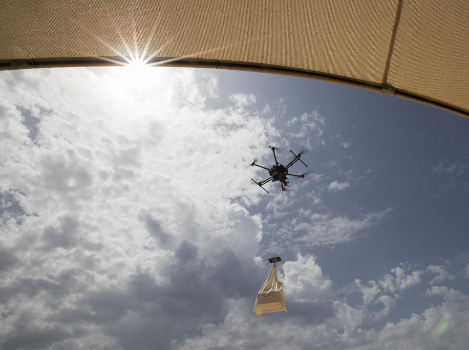 <p>Drones que llevan comida a los yates. Es la última novedad en uno de los destinos más exclusivos del mundo: Ibiza. (Photo by JAIME REINA/AFP via Getty Images)</p> 