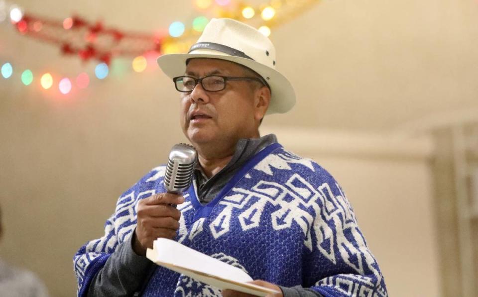 Leonel Flores Bustamante habla durante la posada organizada en la Iglesia de San Antonio María Claret, en el sureste de Fresno, el 18 de diciembre de 2023.