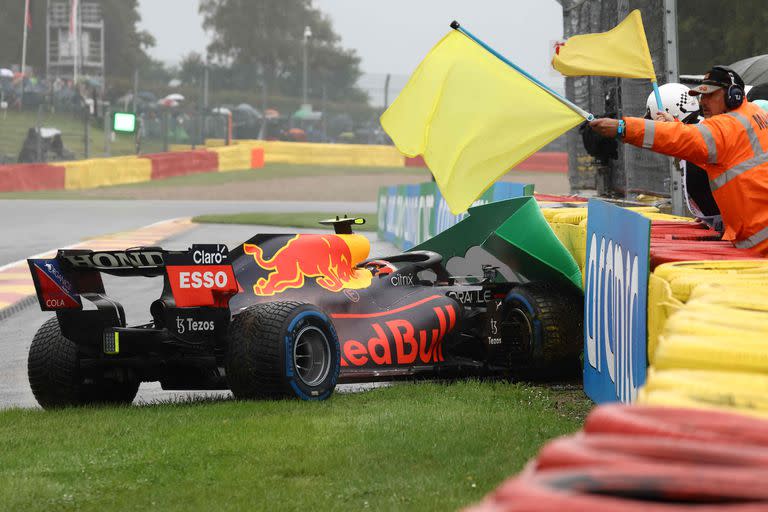 El piloto mexicano de Red Bull, Sergio Pérez, se estrella durante una carrera de calentamiento antes del Gran Premio de Bélgica de Fórmula Uno en el circuito de Spa-Francorchamps en Spa el 29 de agosto de 2021 (Foto de Kenzo Tribouillard / AFP).