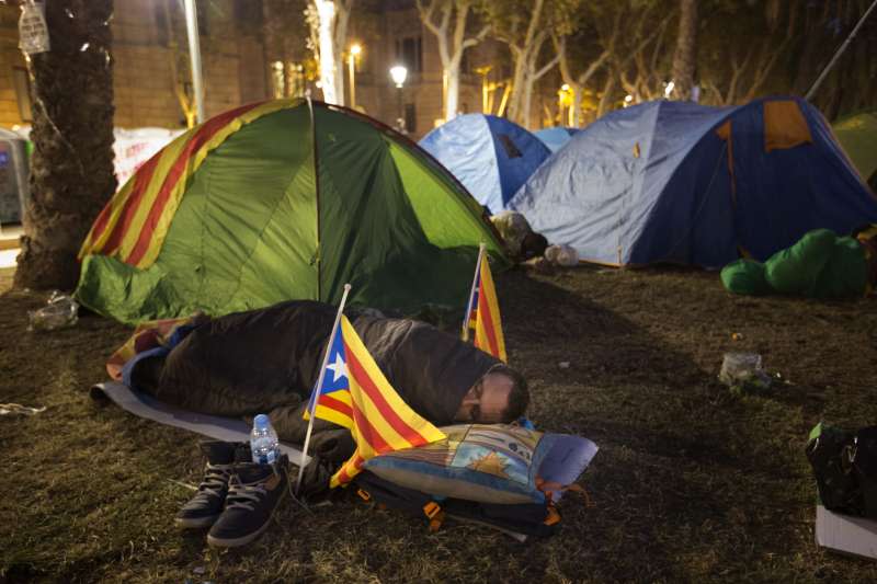 數千名憤怒的加泰隆尼亞人21日聚集在首府巴塞隆納的加泰隆尼亞高等法院前面，大聲要求馬德里當局釋放被逮捕的當地官員，當晚有數百人選擇睡在法院門口，繼續抗戰（AP）