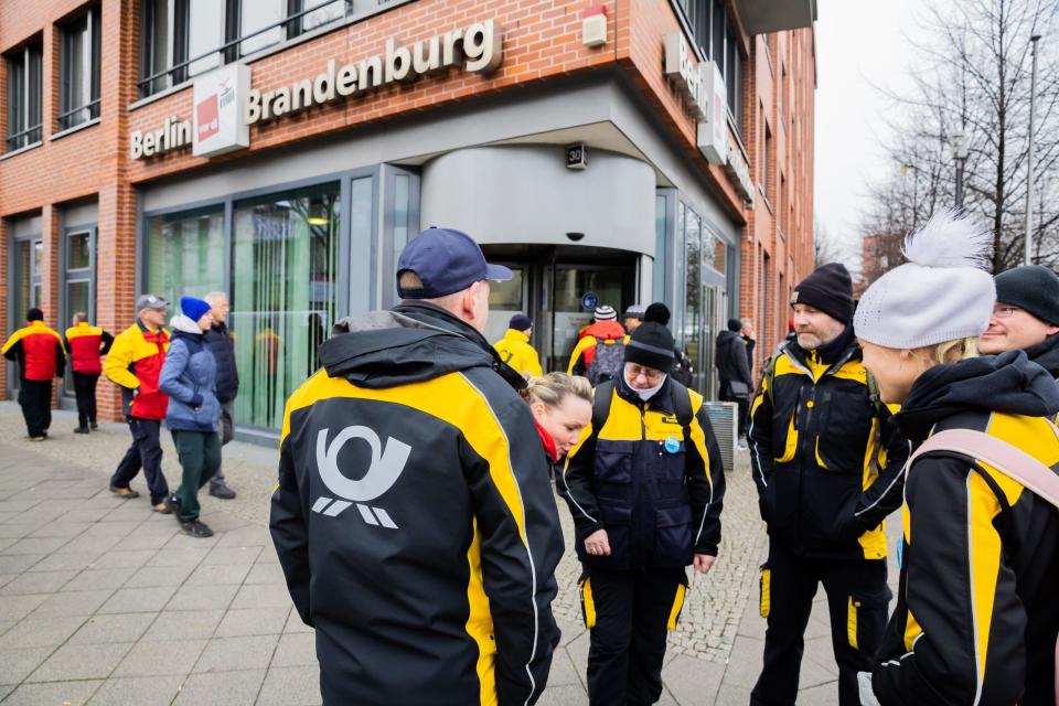 Mitarbeiter der Deutschen Post werden am Montag und Dienstag erneut streiken. - Copyright: Christoph Soeder/dpa