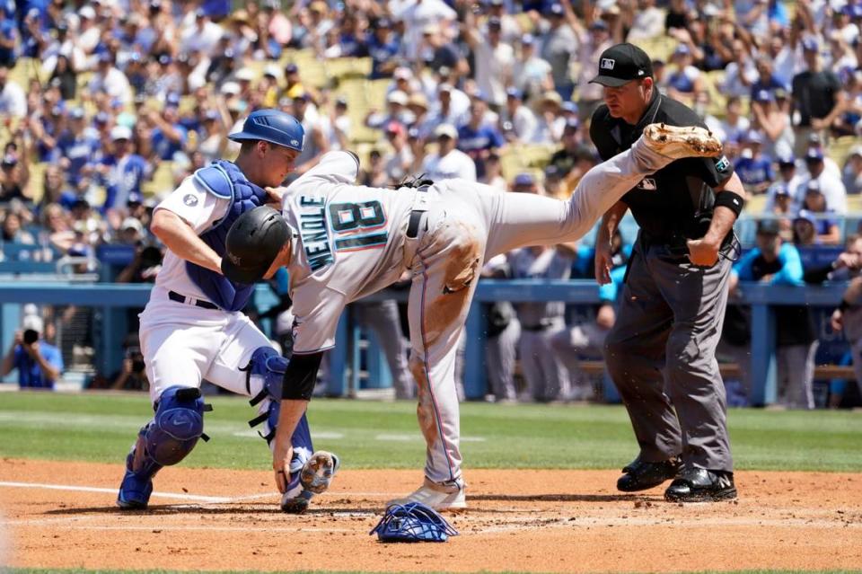 El receptor de los Dodgers, Will Smith (izq.) pone out a Joey Wendle, de los Marlins de Miami, en una jugada en la primera entrada del partido celebrado el 21 de agosto de 2022 en Los Angeles.